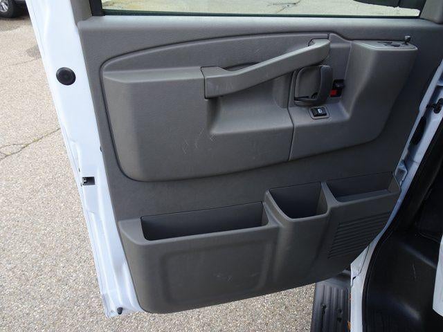 2025 Chevrolet Express Passenger 1LT
