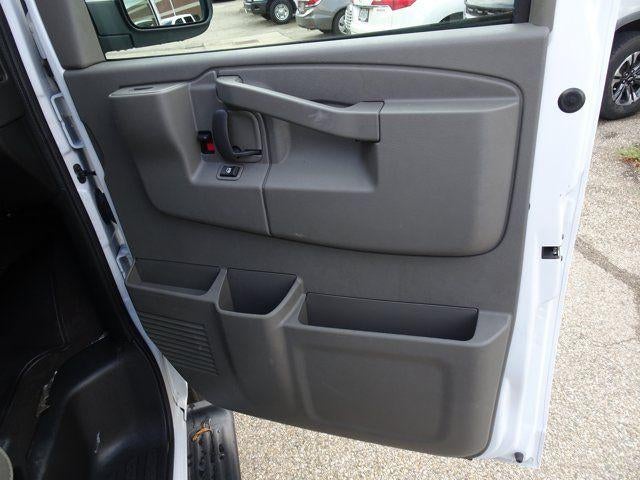 2025 Chevrolet Express Passenger 1LT